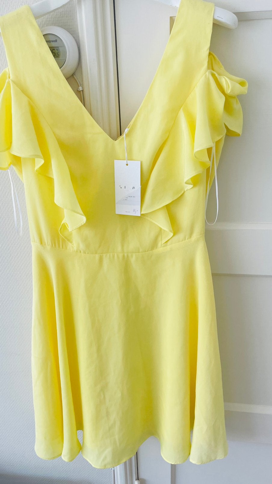 Te koop: nieuwe jurk, Vila, geel, S, Kleding | Dames, Jurken, Ophalen of Verzenden, Zo goed als nieuw, Geel, Onder de knie
