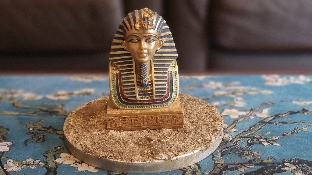 Tut Ank Amon in the desert, Antiek en Kunst, Kunst | Beelden en Houtsnijwerken, Buste, Zoogdier, 20 - 50 cm, Overige materialen