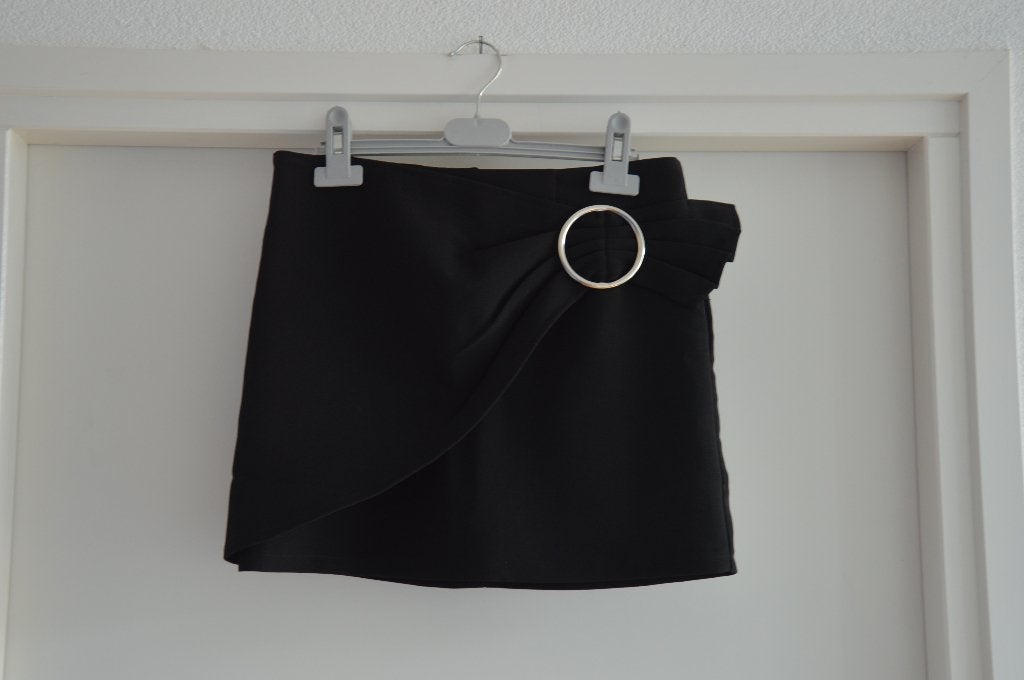 Forever 21 zwart minirokje met ringdetail, maat S, Zwart, Ophalen of Verzenden, Forever 21, Maat 36 (S)