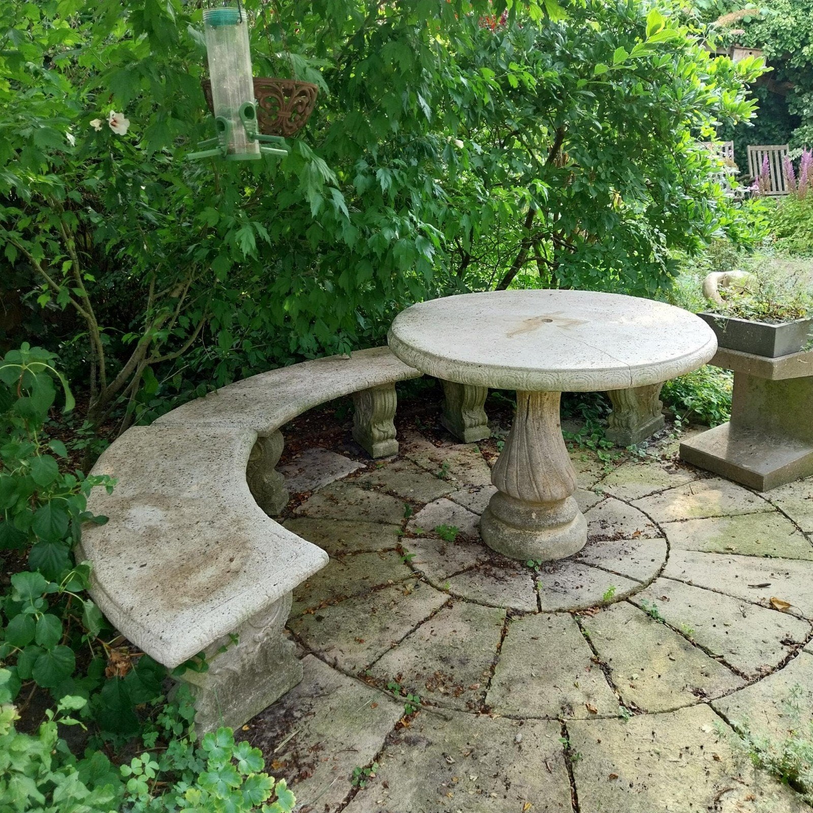 Gratis op te halen: stenen tuinset met ronde tafel en drie b, Ophalen, Gebruikt, Overige materialen