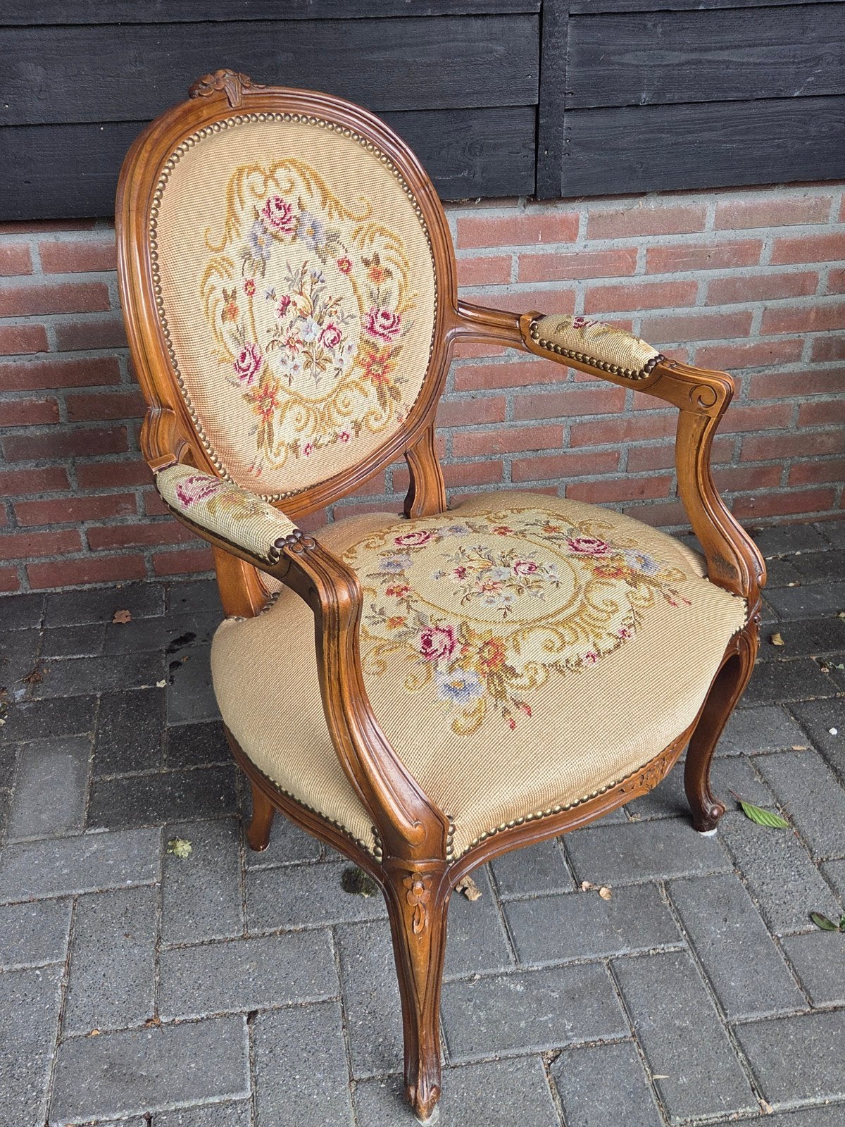 Antieke Fauteuil met Geborduurd Bloemenpatroon, Ophalen