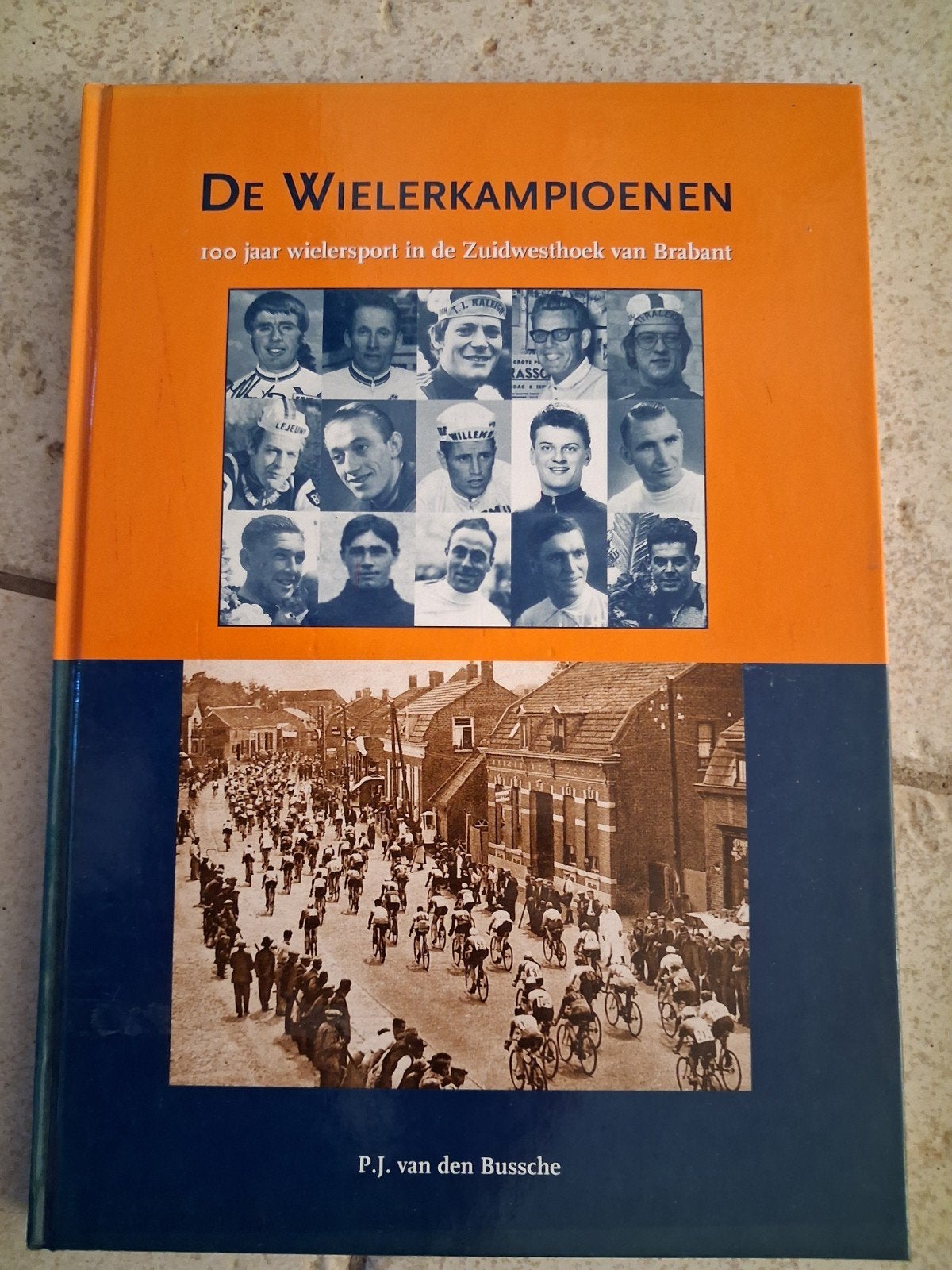 De Wielerkampioenen: 100 jaar wielersport in Brabant, Ophalen of Verzenden, Zo goed als nieuw, P.J. van den Bussche, Lopen en Fietsen