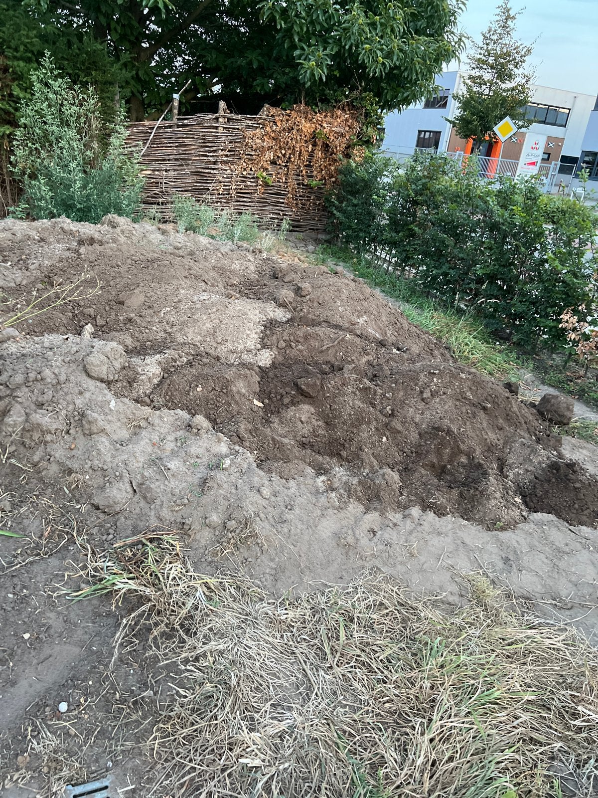 Gratis zwarte grond voor vijver of trampoline, Tuin en Terras, Aarde en Mest, Ophalen