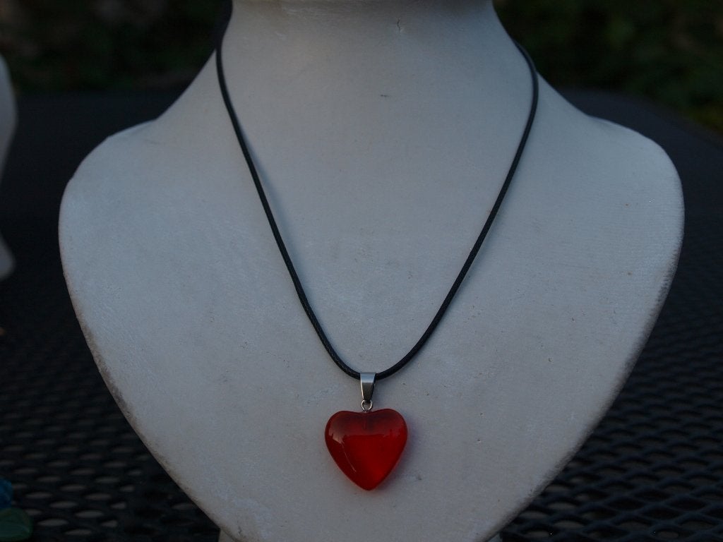 Hartjes ketting - Rood glazen hanger aan zwart koord, Nieuw, Ophalen of Verzenden, Rood, Overige materialen