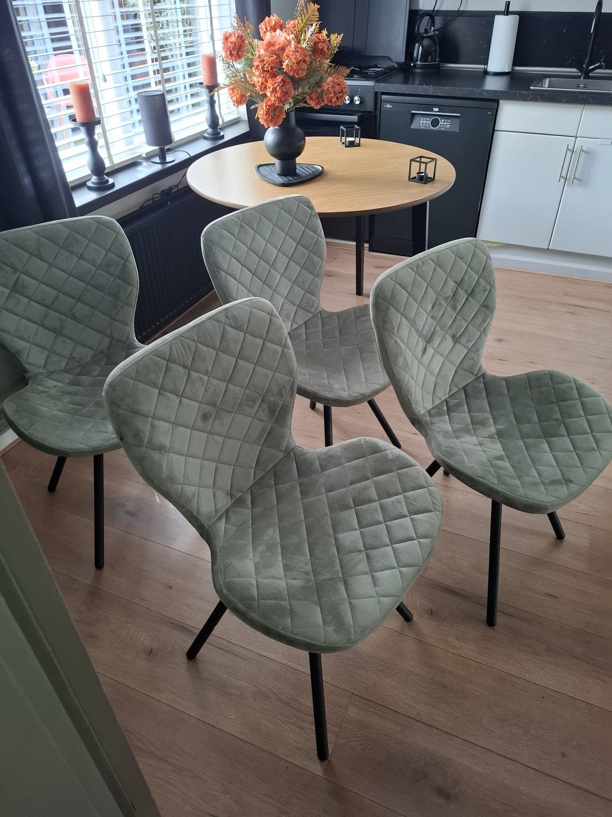 4 eet tafel stoelen groen met zwarte poten, Ophalen, Zo goed als nieuw