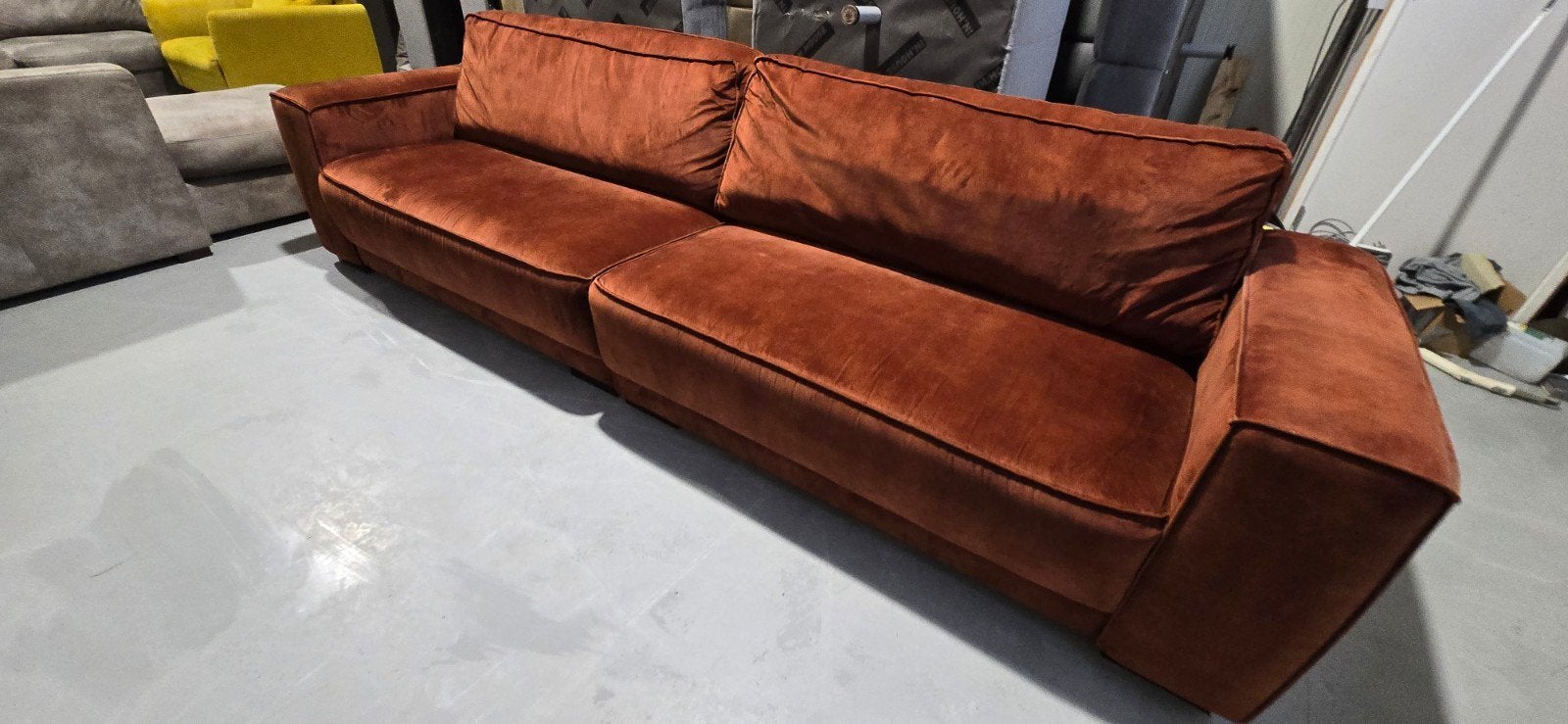 Grote terracotta velvet 4-persoons bank, gereinigd, Gebruikt, Onbekend@voorbeeld.com, Onbekend, Ophalen of Verzenden