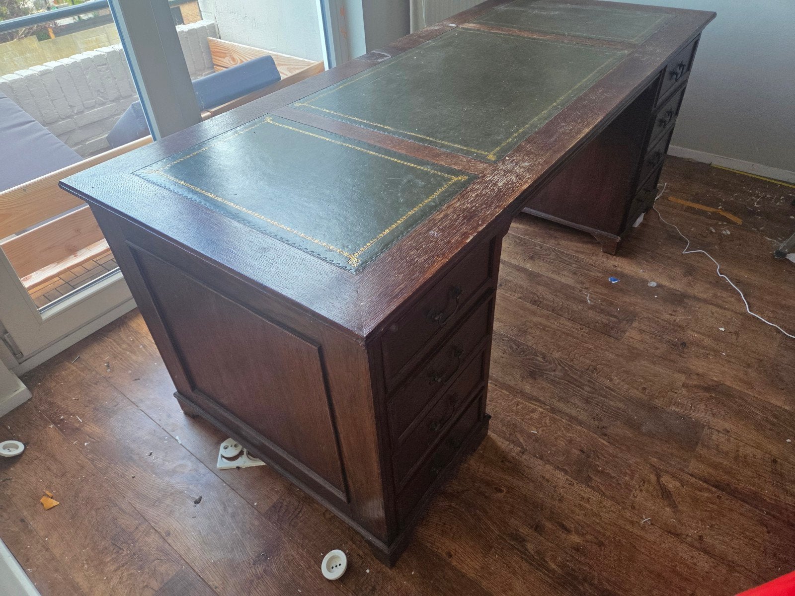 Antiek bureau met groen lederen blad 85 x 200 x 80 hoog, Ophalen