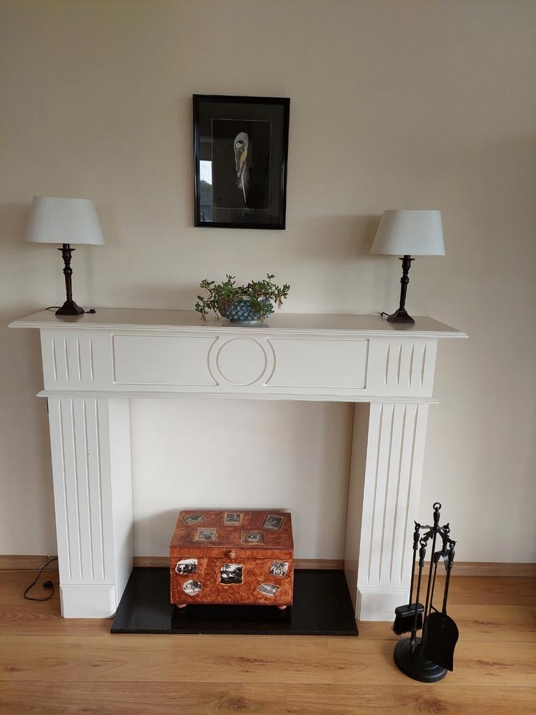 Sierlijke witte schouw met klassieke details, Ophalen of Verzenden, Zo goed als nieuw, Vrijstaande haard, Overige soorten