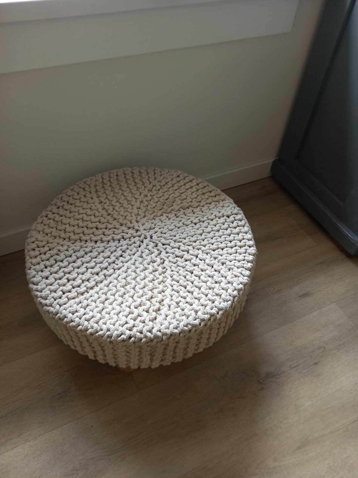 Mooie stevige kruk met gehaakte bekleding, landelijke stijl, Ophalen of Verzenden