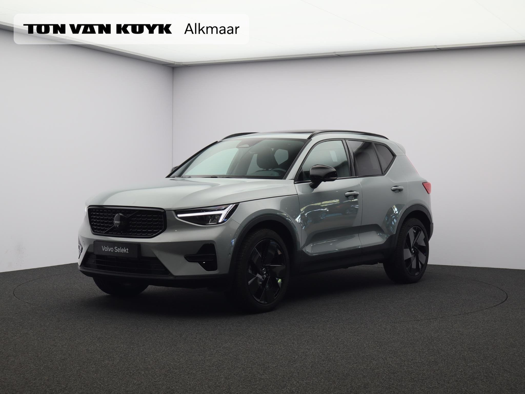 Volvo XC40 2.0 B4 Plus Black Edition / Trekhaak / Panoramada