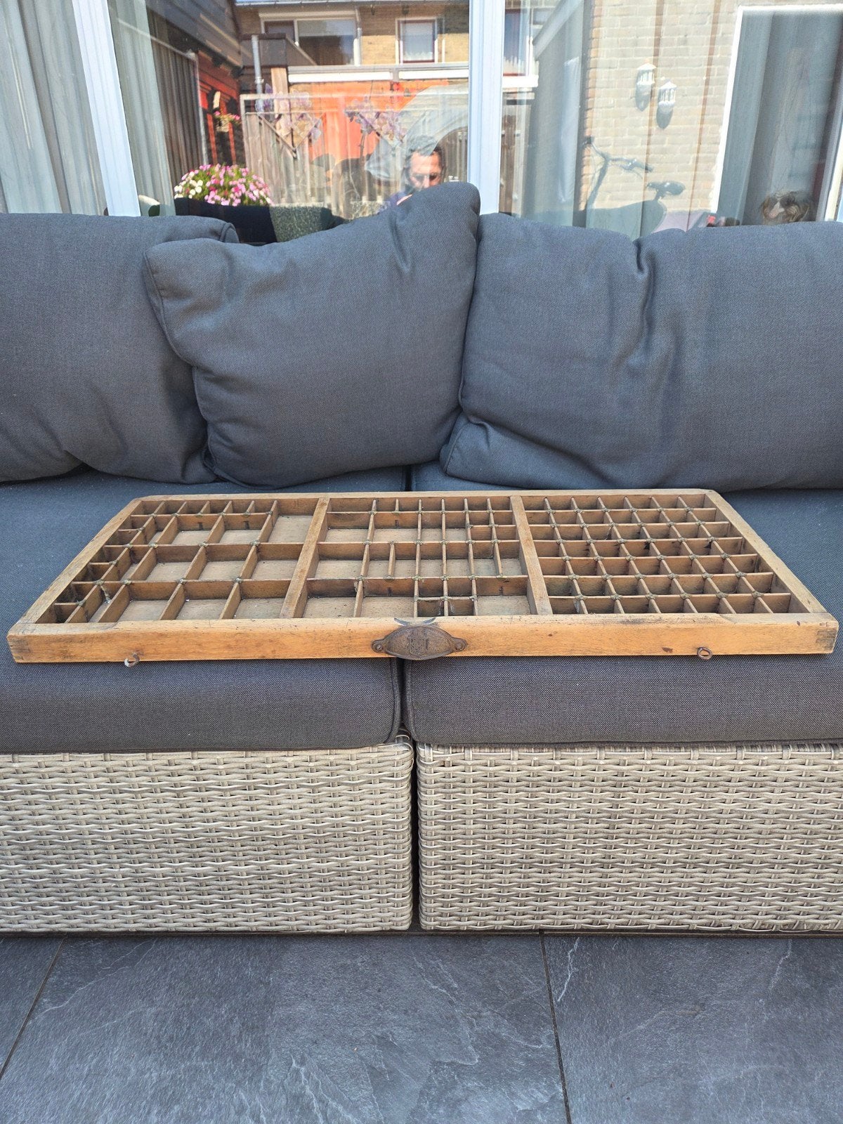 Vintage houten letterbak met handvat en koperen accenten, Ophalen