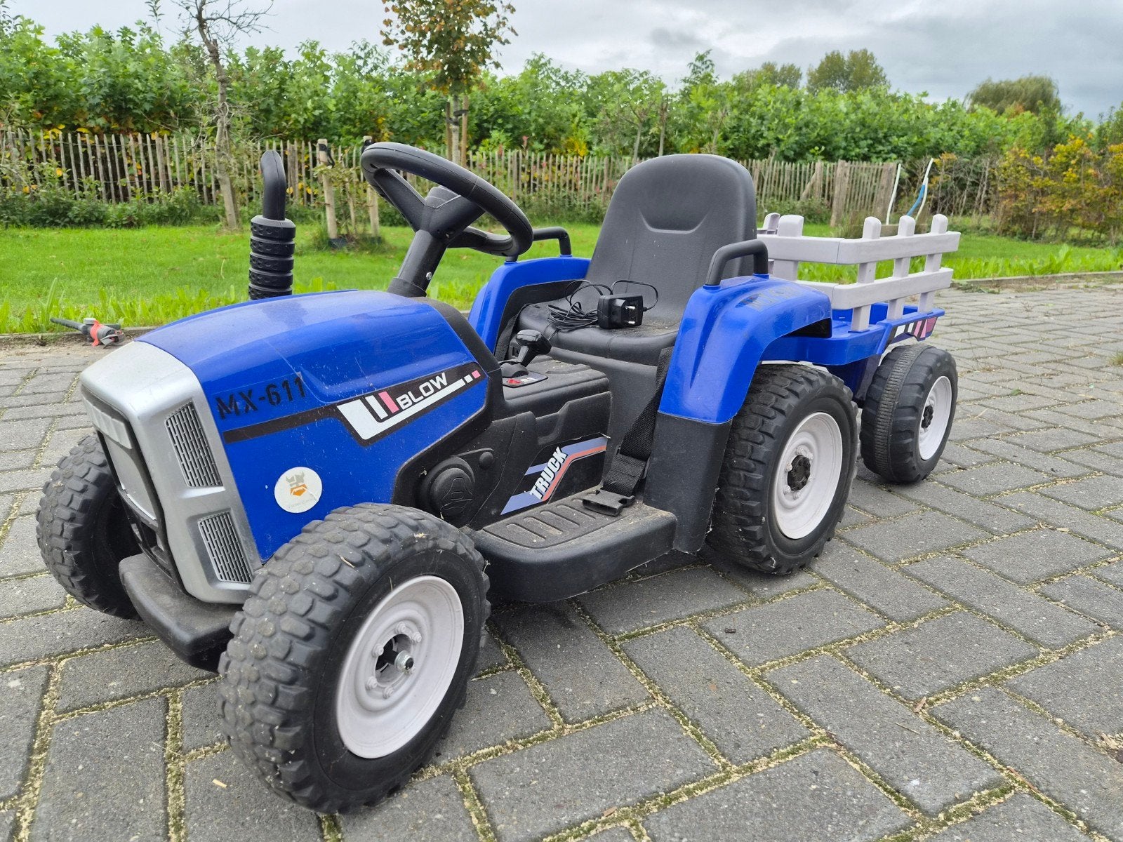 Blauwe elektrische kindertractor met aanhanger, Ophalen, Gebruikt, Trapvoertuig