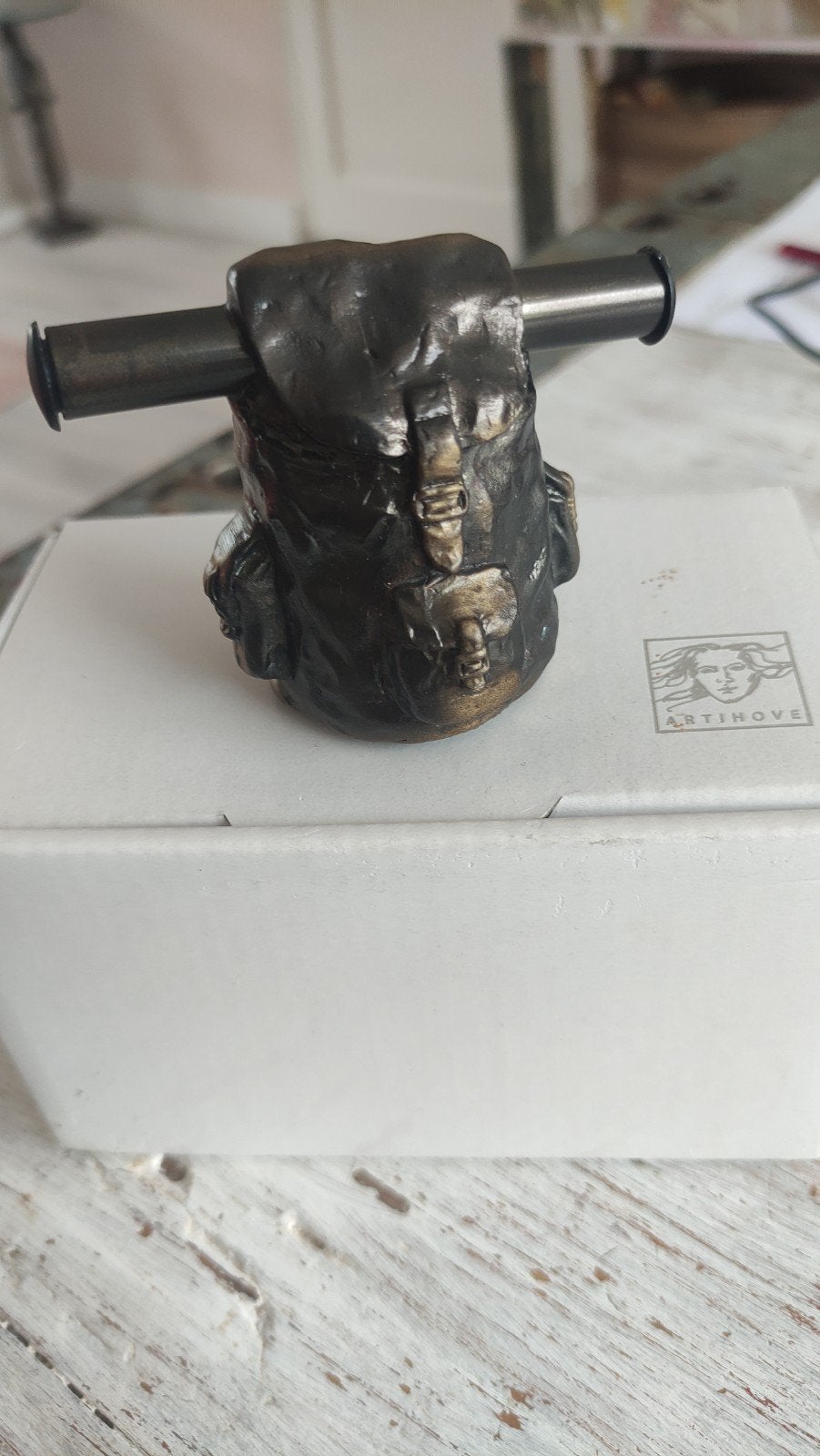 Nieuw verbronsd sculptuur "Rugzak van je leven" C. Ammerla, Overige onderwerpen, Minder dan 20 cm, Ophalen of Verzenden, Beeld