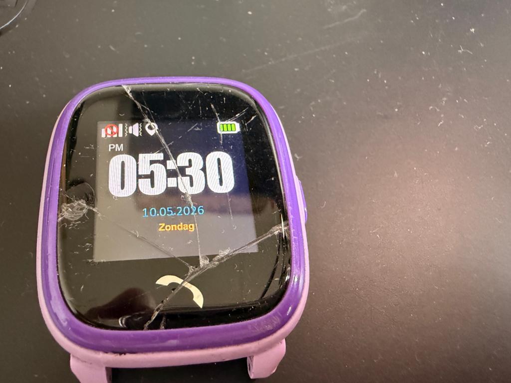 One2Track kinderhorloge / GPS tracker met werkende simkaart, Gebruikt, Zwart, Ophalen of Verzenden, GPS