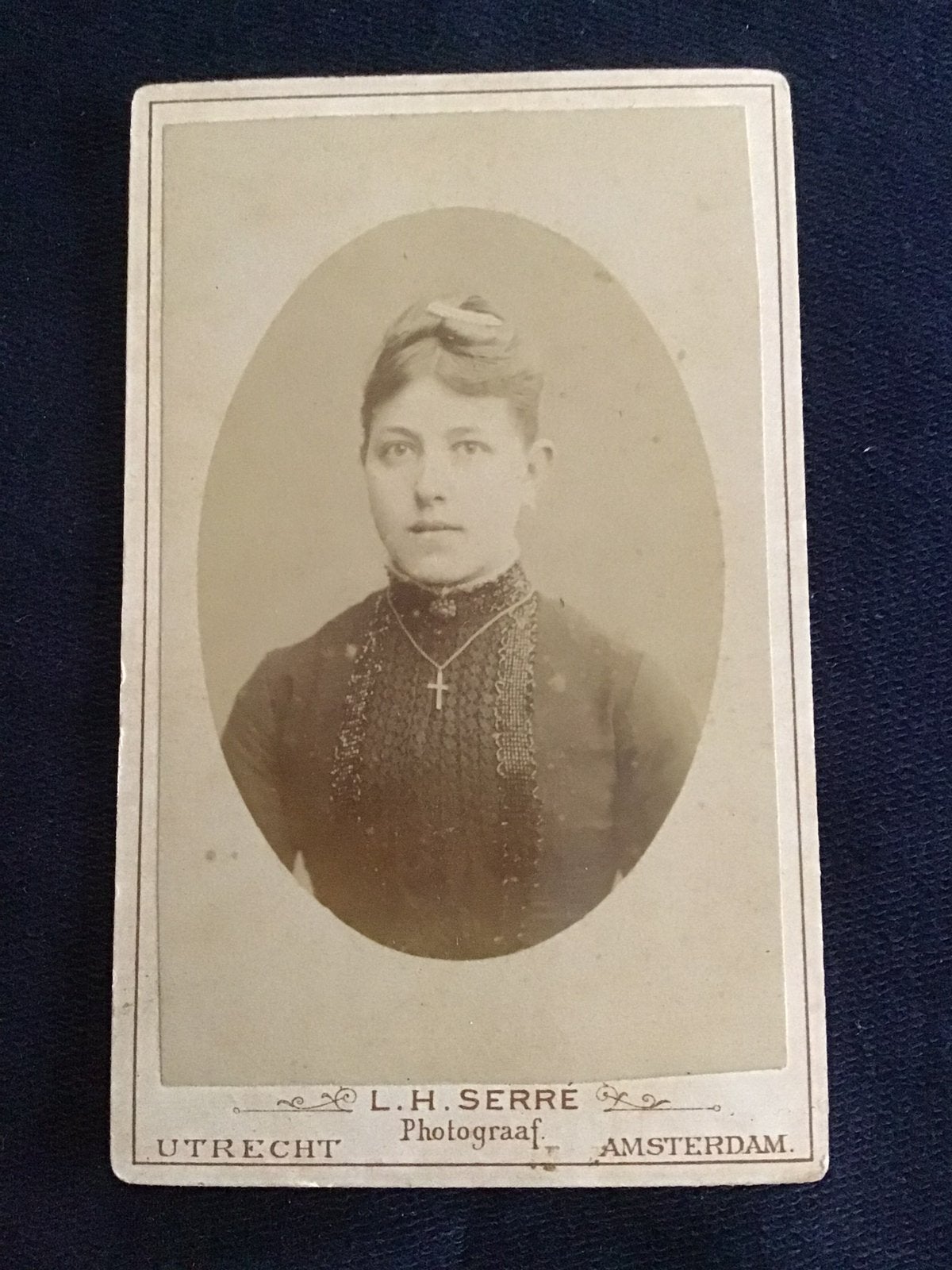 CDV, Vrouw, L.H. SERRÉ, UTRECHT, Carte de Visite, Verzamelen, Ophalen of Verzenden, Voor 1940, Gebruikt, Foto