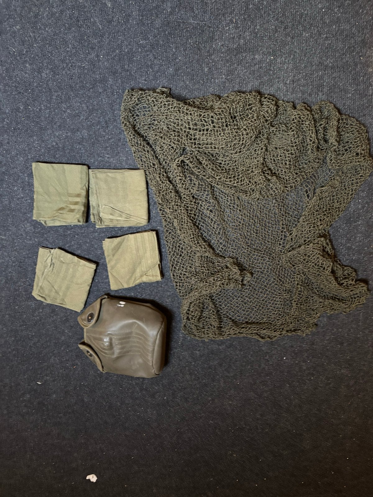 Diverse militaria: veldfleshouder, camouflagenet en doeken, Ophalen of Verzenden, Overige soorten, Overige gebieden, Overige typen