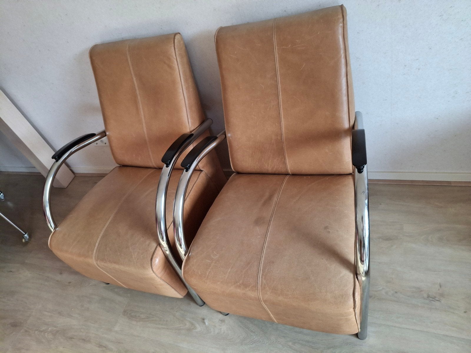 Twee Jess fauteuils, cognac leer met chromen frame, Ophalen, Gebruikt, Twee, Bruin