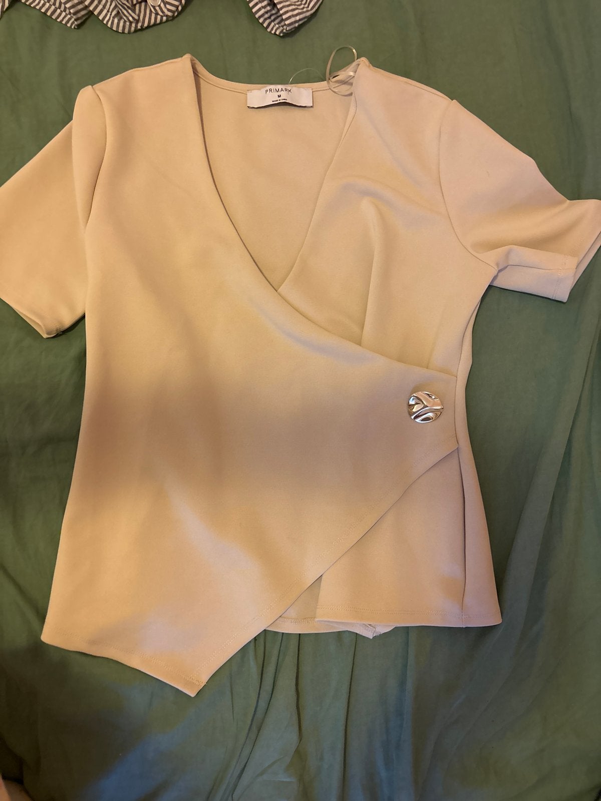 Primark wikkelblouse met knoop - Maat M, Kleding | Dames, Tops, Maat 38/40 (M), Beige, Ophalen of Verzenden, Zo goed als nieuw