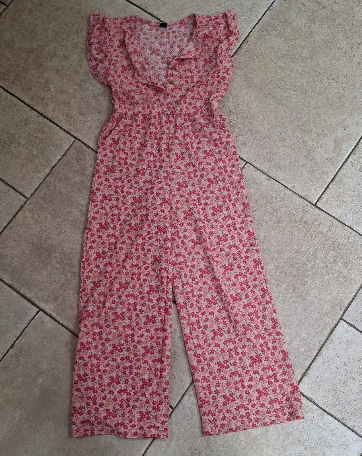 Leuke roze jumpsuit met bloemenprint - Maat 134, Kleding | Dames, Ophalen of Verzenden, Zo goed als nieuw, Roze, Kids