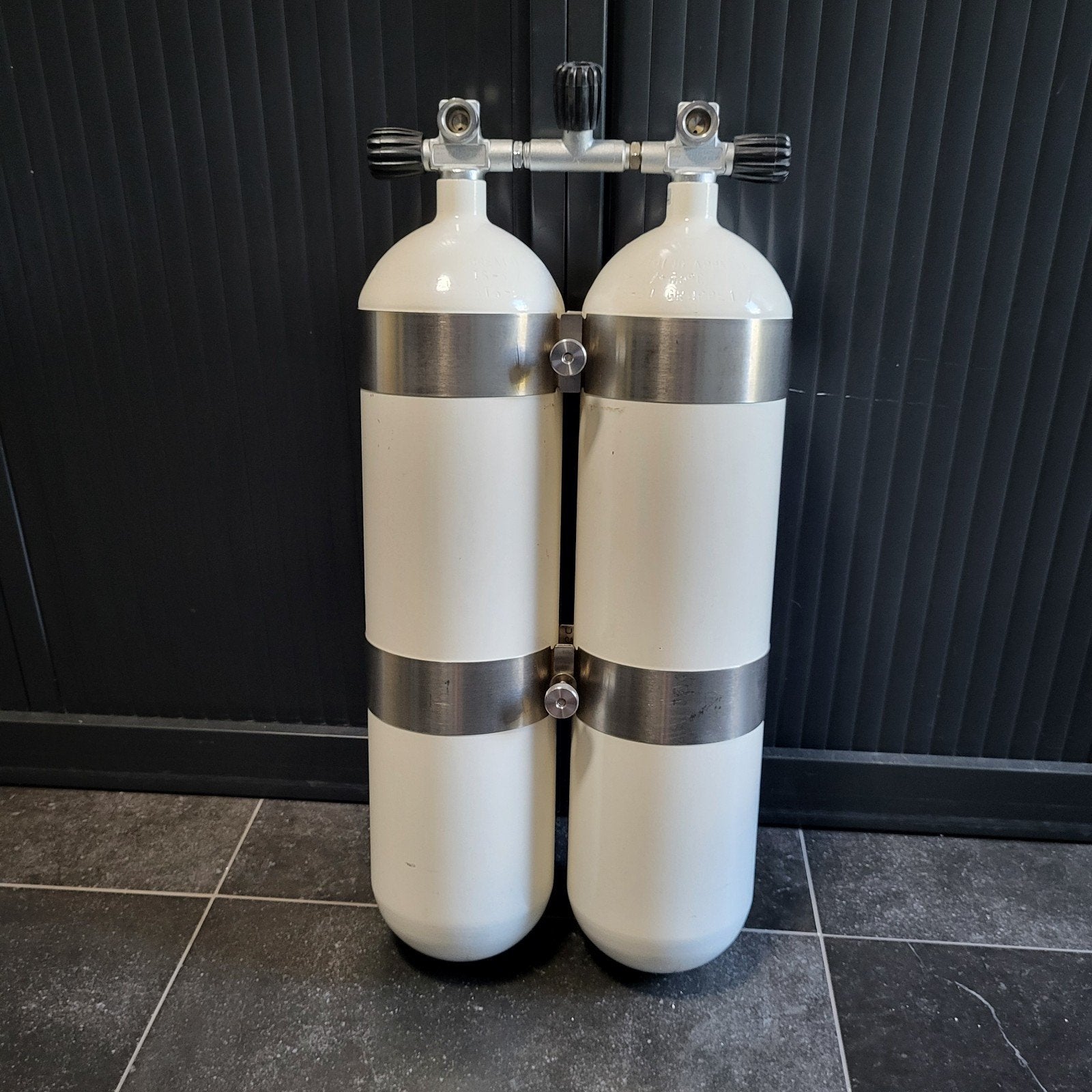 Dubbelset duikflessen 2x 12L - Zgan gekeurd 09/2025, Watersport en Boten, Duiken, Ophalen, Zo goed als nieuw, Duikfles