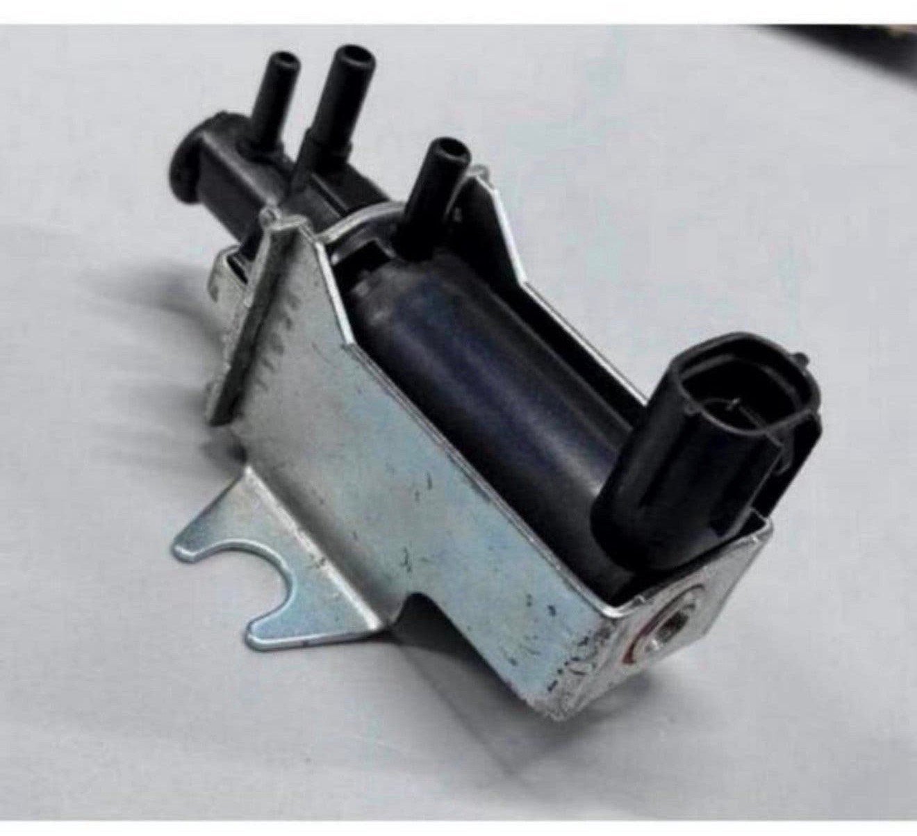 Toyota Hilux 25819-30130 2581930130 139700-1030 vacuum klep, Ophalen of Verzenden, P, P, P