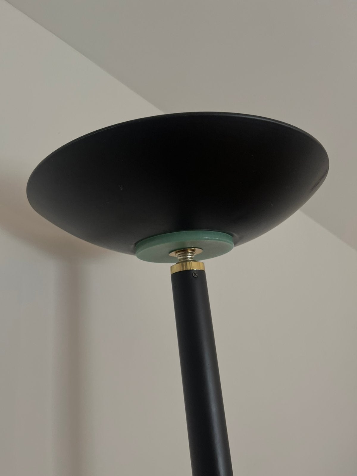 Zwarte staande lamp met gouden details, Huis en Inrichting, Lampen | Vloerlampen, Ophalen, Gebruikt, 150 tot 200 cm