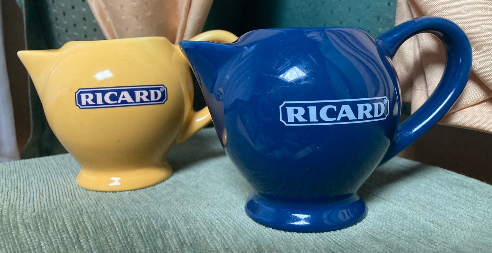 2 waterkannen Ricard Geel en Blauw Keramiek PPSTK, Ophalen