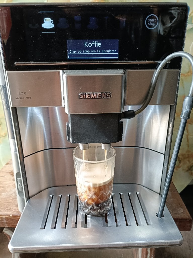 Te koop Siemens eq 6 700 koffiemachine, Gebruikt, Koffiemachine, Ophalen of Verzenden, Afneembaar waterreservoir