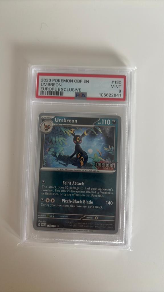 PSA 9 Umbreon 130/197, Hobby en Vrije tijd, Verzamelkaartspellen | Pokémon, Ophalen of Verzenden, Zo goed als nieuw
