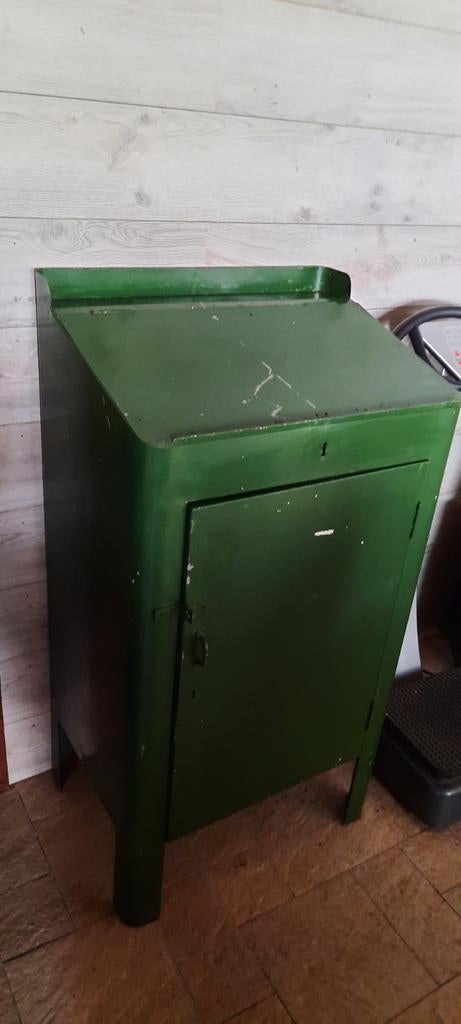 Vintage metalen kastje, Huis en Inrichting, Slaapkamer | Nachtkastjes, Ophalen, Gebruikt, Metaal of Aluminium, 45 tot 65 cm