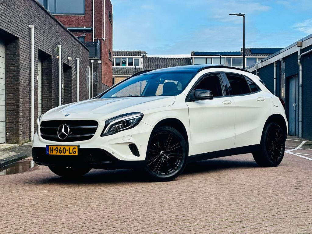 Mercedes-Benz GLA 200 Wit/PANO/XENON/LED/Urbannight/Automaat, Auto's, Lichtsensor, 715 kg, 4 stoelen, Wit
