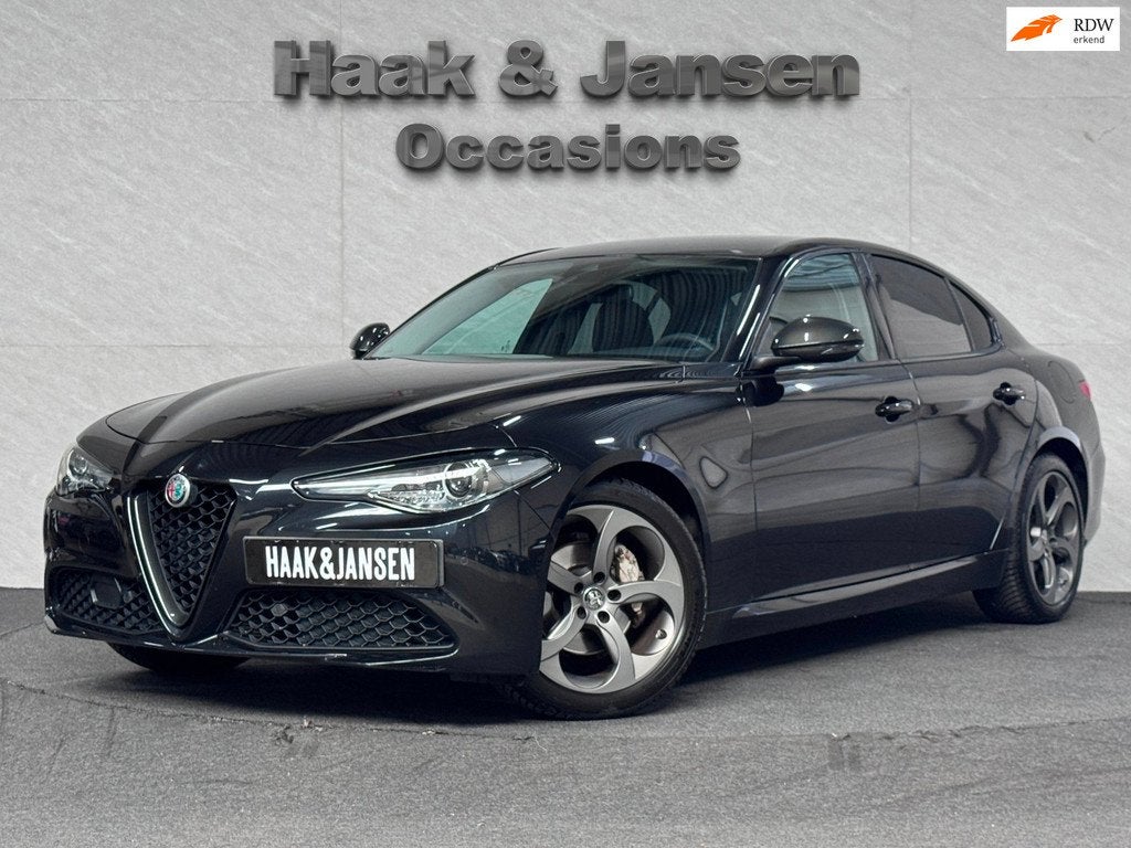 Alfa Romeo Giulia 2.0T Automaat ACC Leer Keyless, Automaat, Achterwielaandrijving, Gebruikt, Zwart