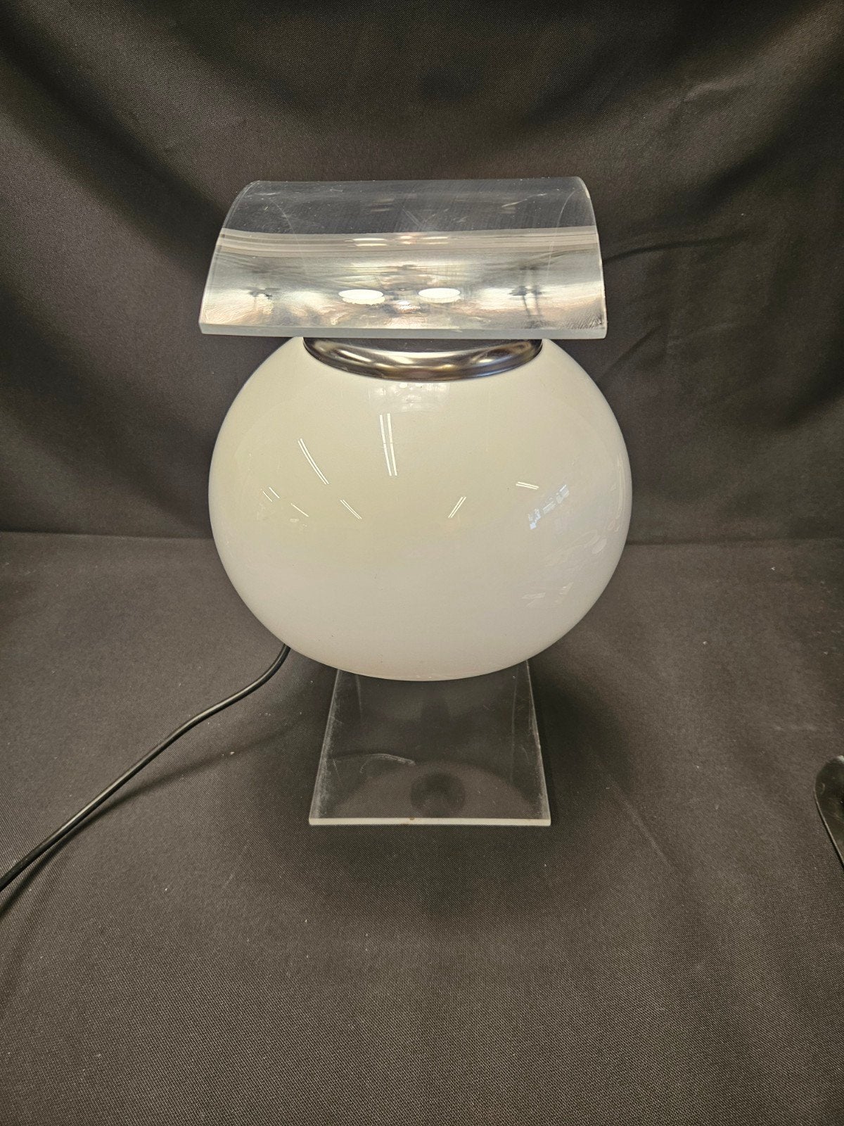 Vintage Tafellamp met Melkglas Bol en Plexiglas Boog, Vintage, Retro, Modern, Space Age, Gebruikt, Onbekend, Ophalen of Verzenden