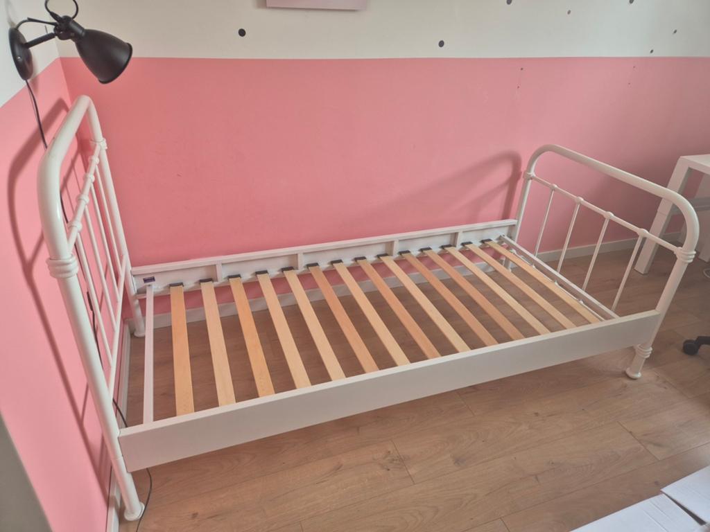 Vipack New York bed wit metaal 90 x 200, Ophalen, 85 tot 100 cm, Zo goed als nieuw, Lattenbodem