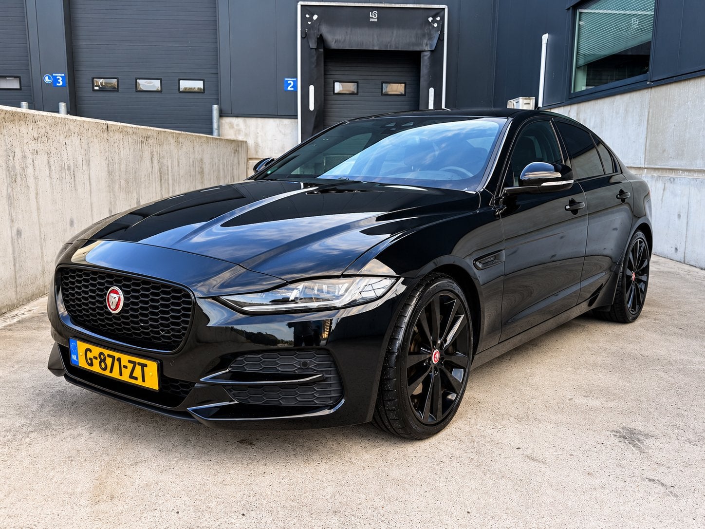 Jaguar XE 2.0 250pk AWD Automaat 2020 Zwart, Auto's, Achterwielaandrijving, 1800 kg, Zwart, 4 cilinders