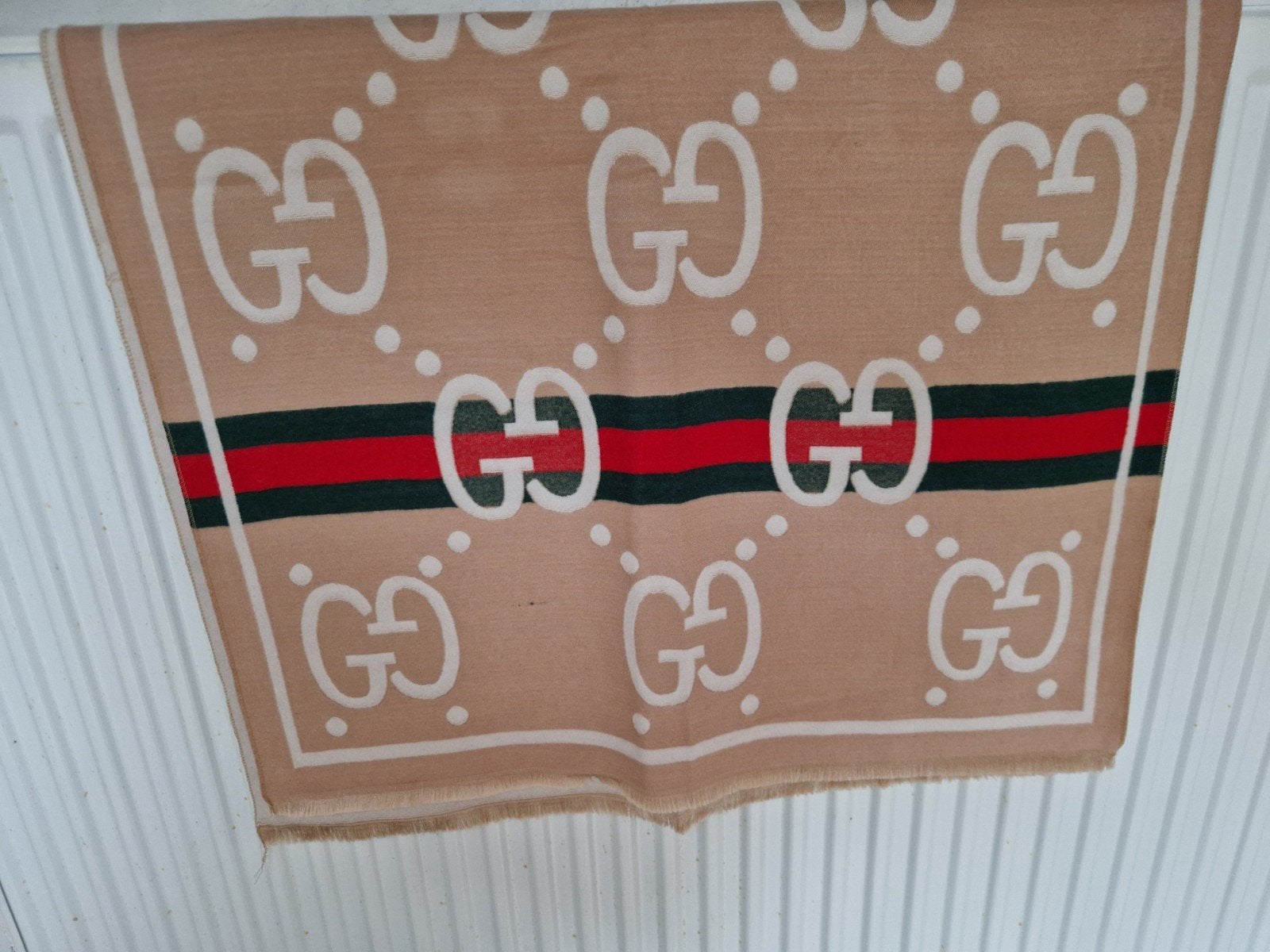 Nieuw mooie letter sjaal beige, Ophalen of Verzenden, Nieuw, Sjaal