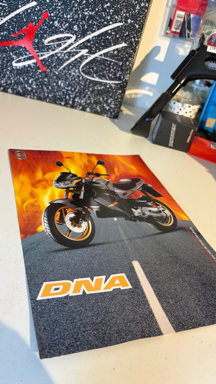 Gilera DNA Folder - Motorfiets Brochure, Ophalen of Verzenden, Zo goed als nieuw, Merk of Model