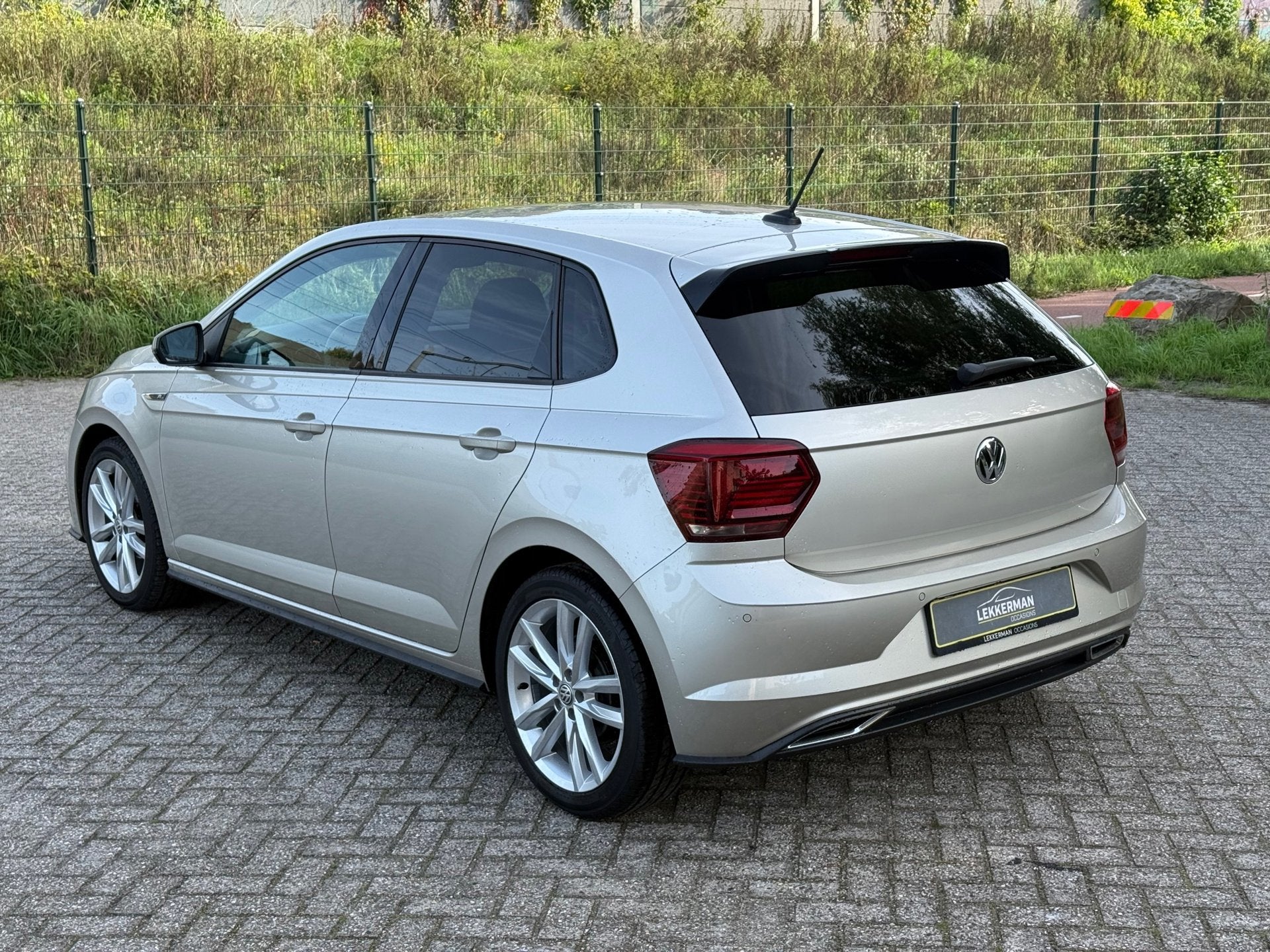 Volkswagen Polo 1.0 TSI R-LINE PDC I CARPLAY I CRUISE I LEER, Auto's, Voorwielaandrijving, Gebruikt, 1055 kg, Bedrijf