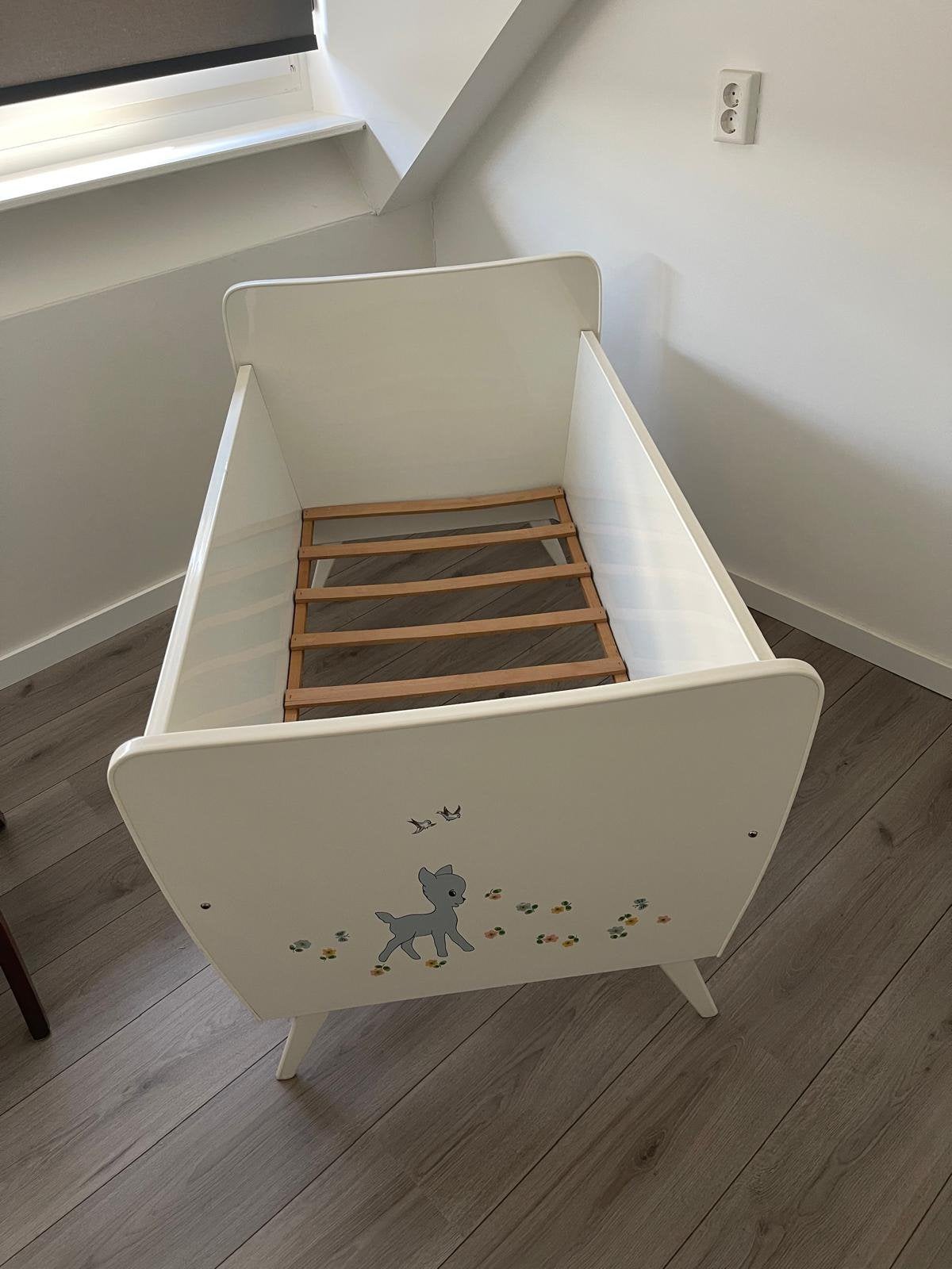 Vintage Ledikantje met Bambi Decoratie en Lattenbodem, Ophalen, Gebruikt, Lattenbodem, Minder dan 140 cm