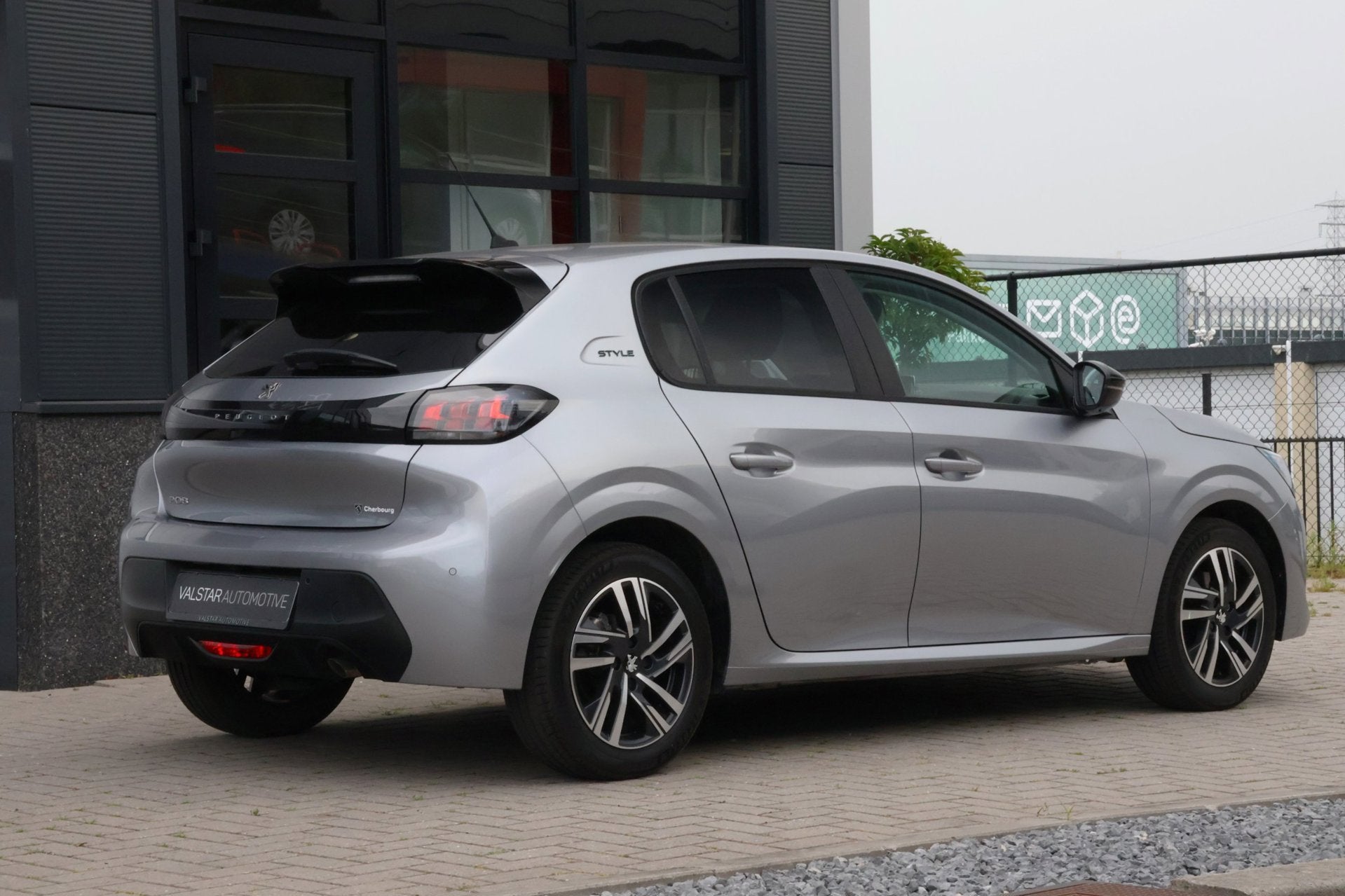 Peugeot 208 1.2 STYLE 100 PK | AUTOMAAT | CAMERA | LED, Gebruikt, Bedrijf, 19 km/l, Adaptive Cruise Control