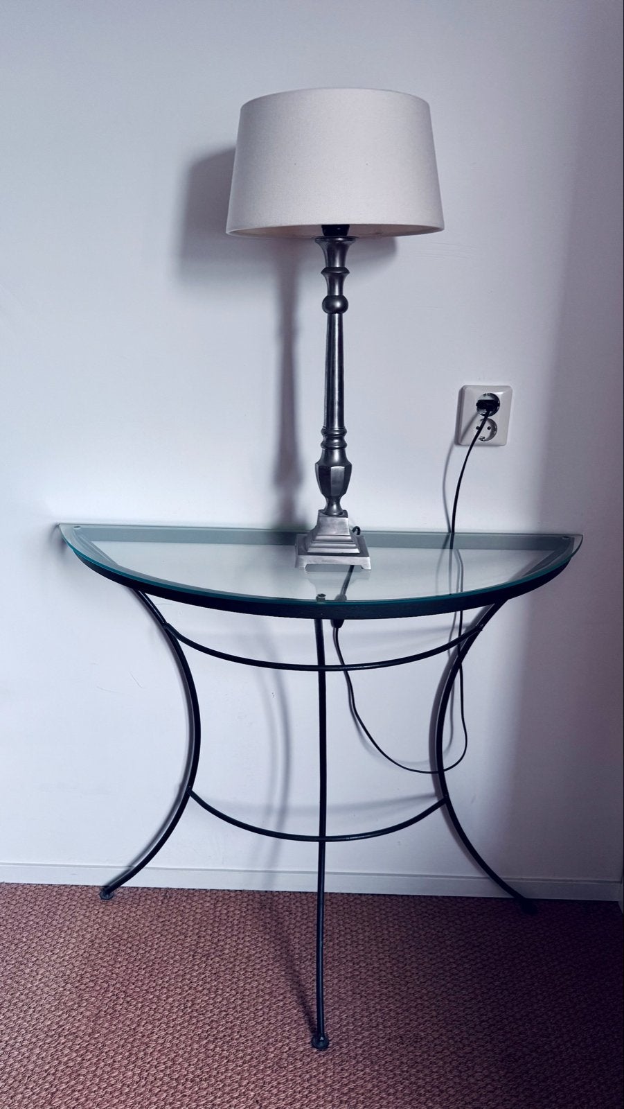 2 x Glazen halfronde sidetable met metalen onderstel, Ophalen, 100 tot 150 cm, Zo goed als nieuw, Overige vormen