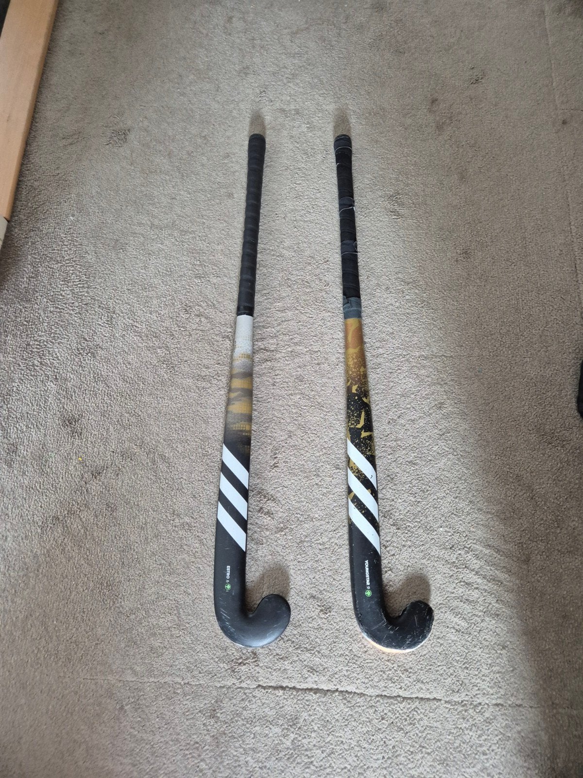 Twee Adidas hockeysticks (zaal en veld) - 33 inch, Ophalen of Verzenden, Gebruikt, Stick