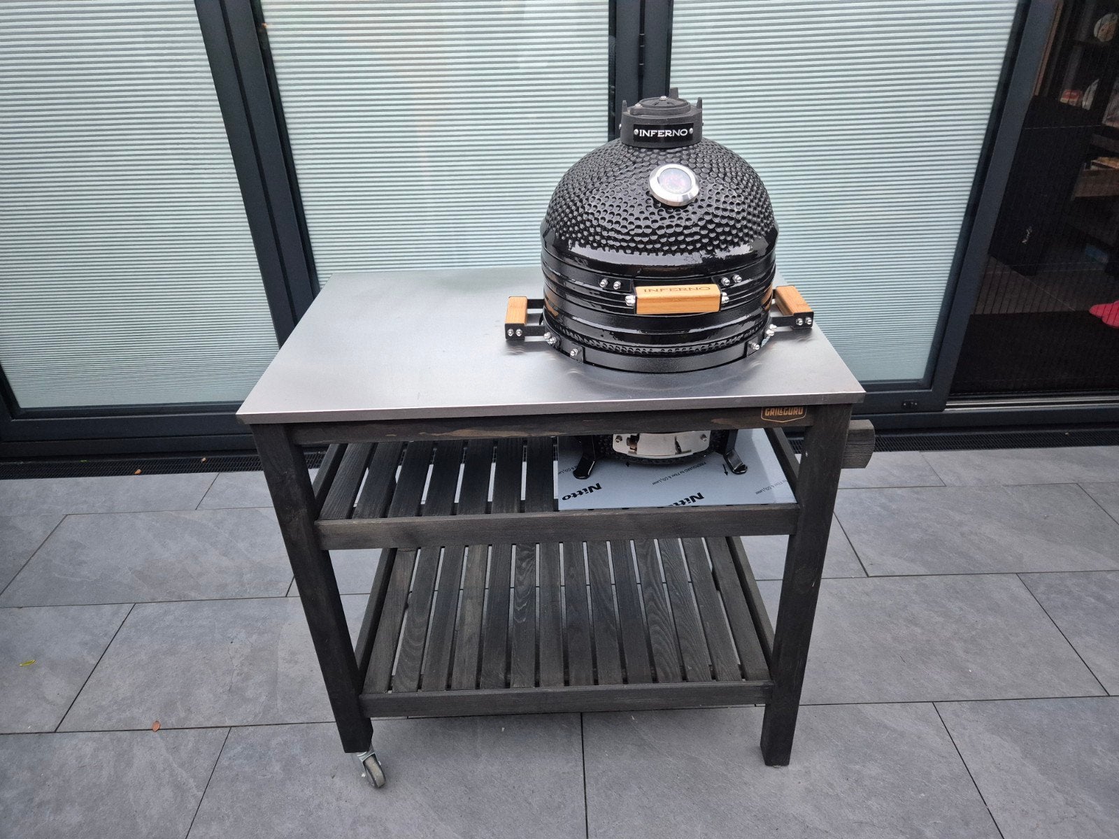 Kamado Inferno BBQ met Grill Guru Compact tafel - Nieuwstaat, Ophalen, Zo goed als nieuw, Inferno