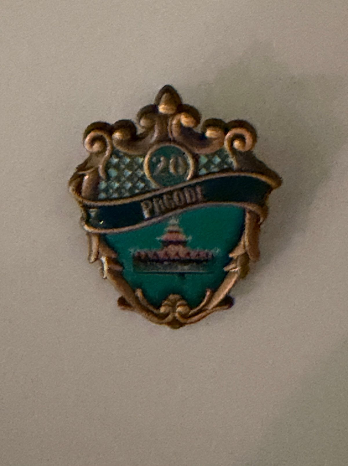 Efteling jubileum pin 20 jaar Pagode, Ophalen of Verzenden, Zo goed als nieuw, Button of Speldje
