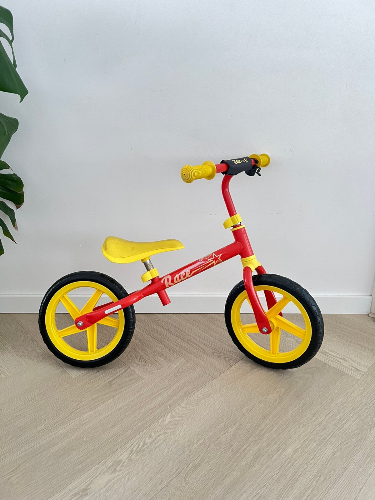 Loopfiets zo goed als nieuw rood geel, Ophalen of Verzenden, Zo goed als nieuw, Loopfiets