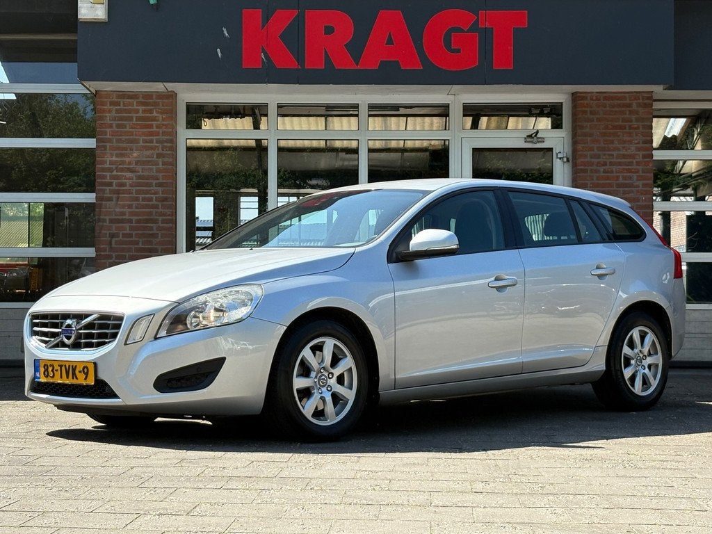 Volvo V60 Kinetic 1.6 T3 150 pk - Navi - trekhaak - climate, Auto's, Voorwielaandrijving, Stof, Gebruikt, Zwart