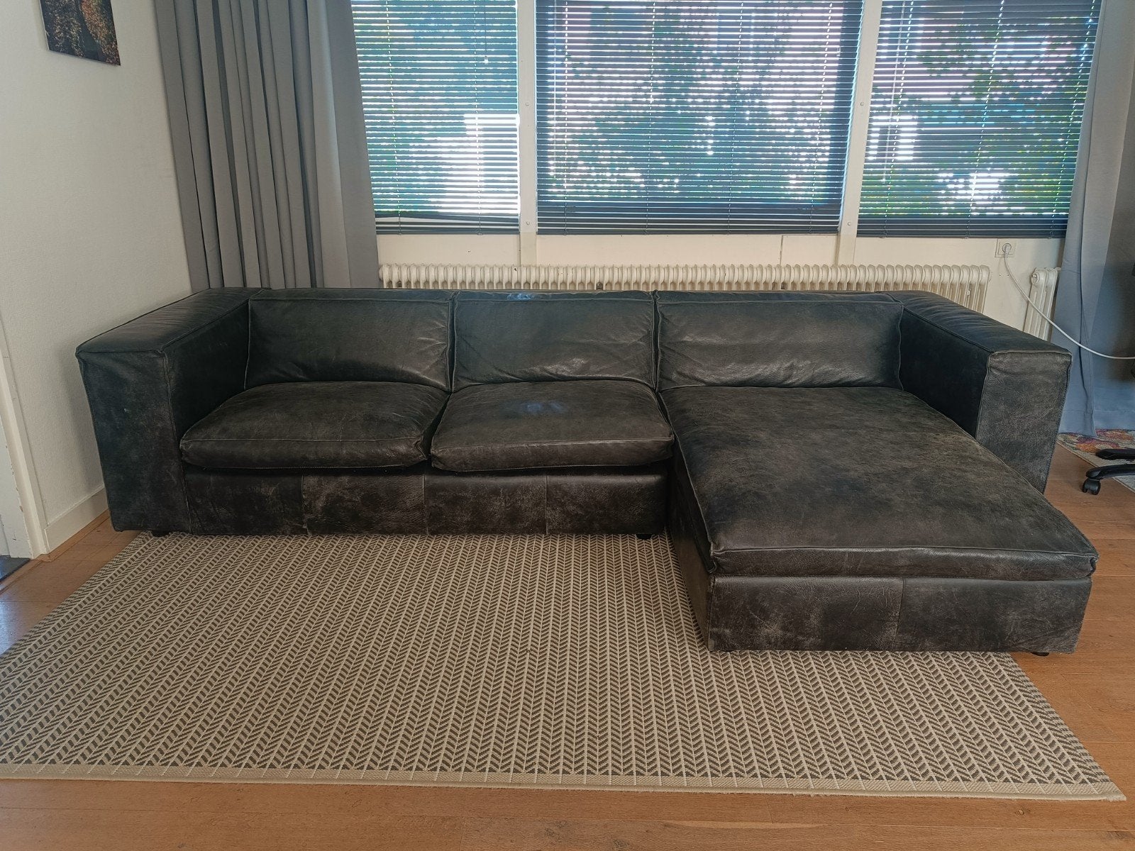 Grote zwarte leren hoekbank (295 cm) met chaise longue, Huis en Inrichting, Ophalen, 250 tot 300 cm, Gebruikt, Hoekbank