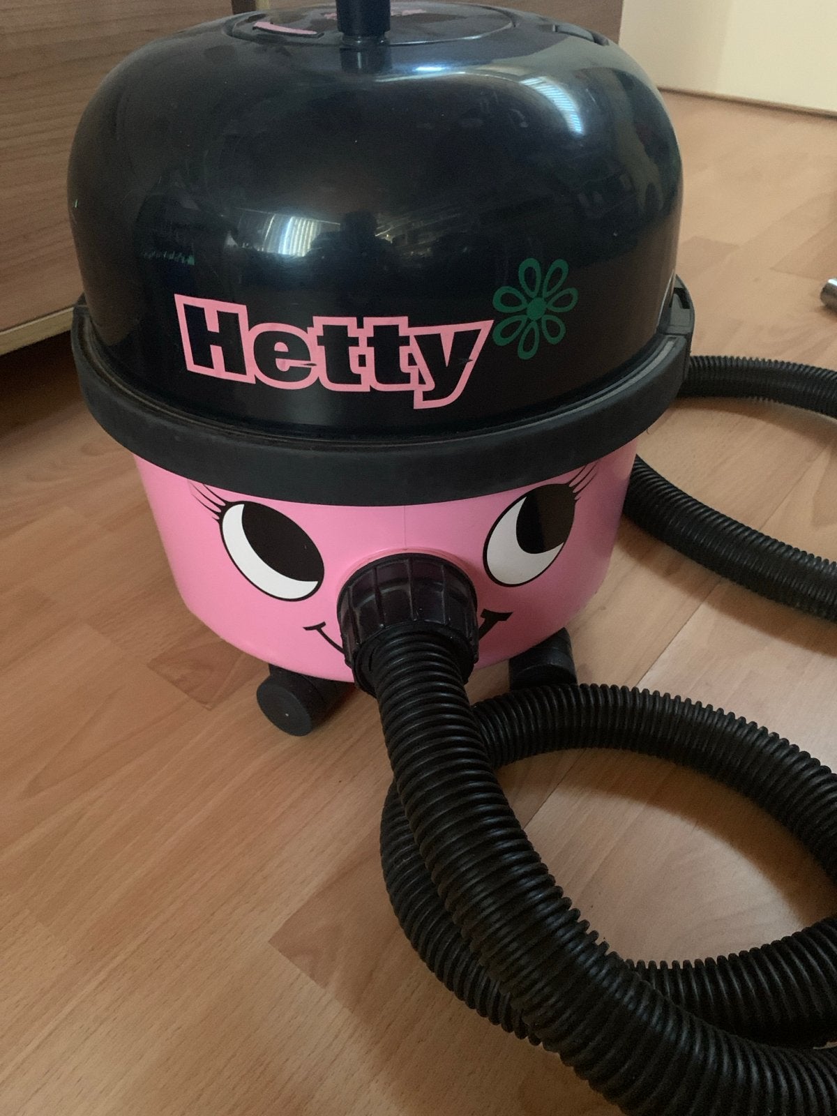 Hetty stofzuiger - Roze en zwart, in goede staat, Witgoed en Apparatuur, Stofzuigers, Gebruikt, Numatic, Sledestofzuiger, Minder dan 1200 watt