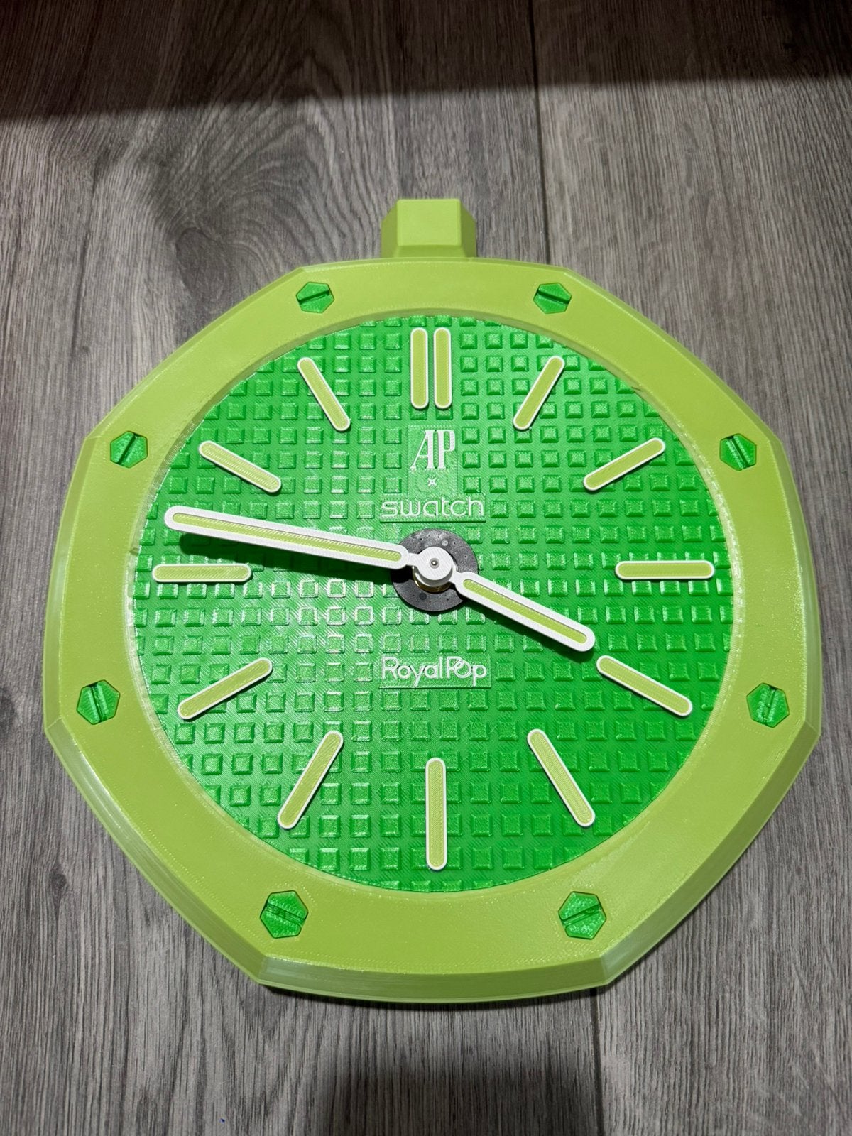 Swatch AP Wandklok Royal Pop “Green Eight” incl verzending, Verzenden, Nieuw, Wandklok