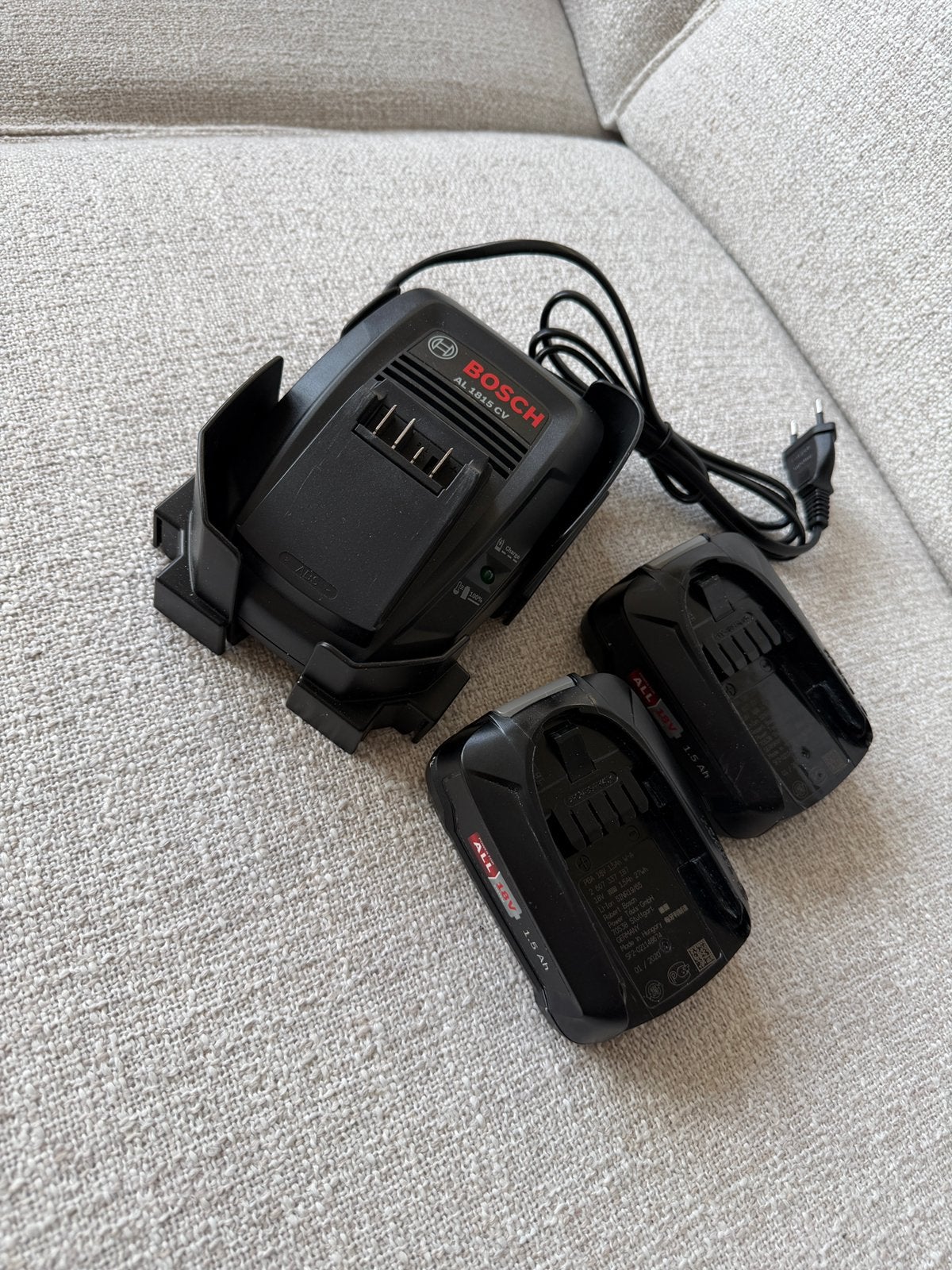 Bosch 18V - acculader & 2x 1.5Ah accu’s, Ophalen of Verzenden, Zo goed als nieuw